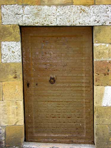 The entrance, with ablaq decoration and the wooden door